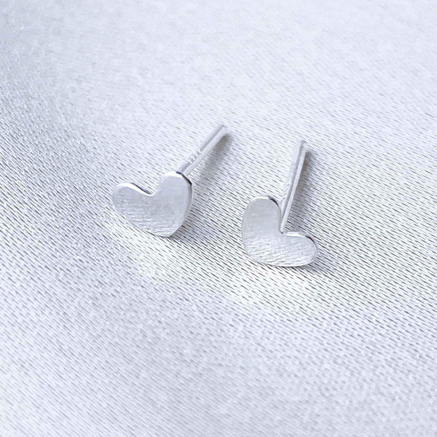 Kleiner Herz Ohrstecker zur Pflege der Ohrlöcher