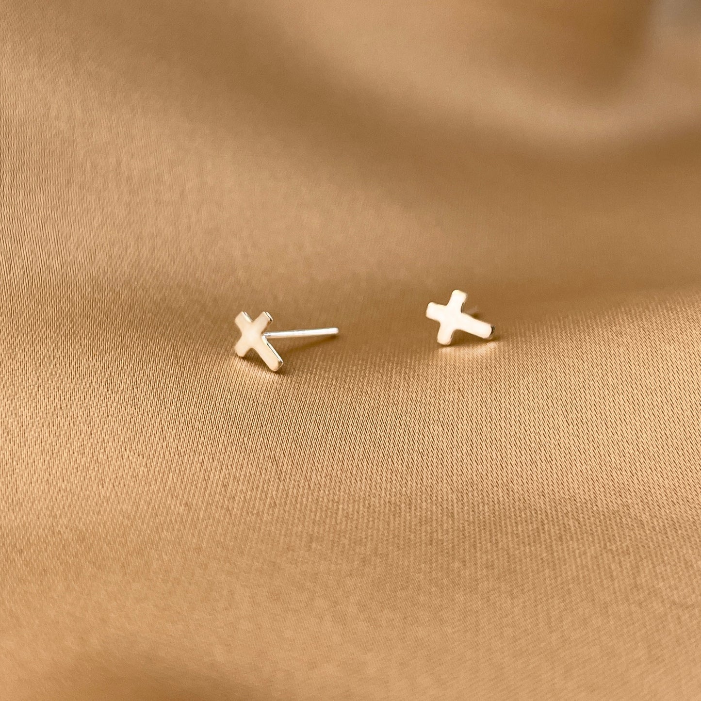 Kreuz Ohrstecker zur Pflege der Ohrlöcher