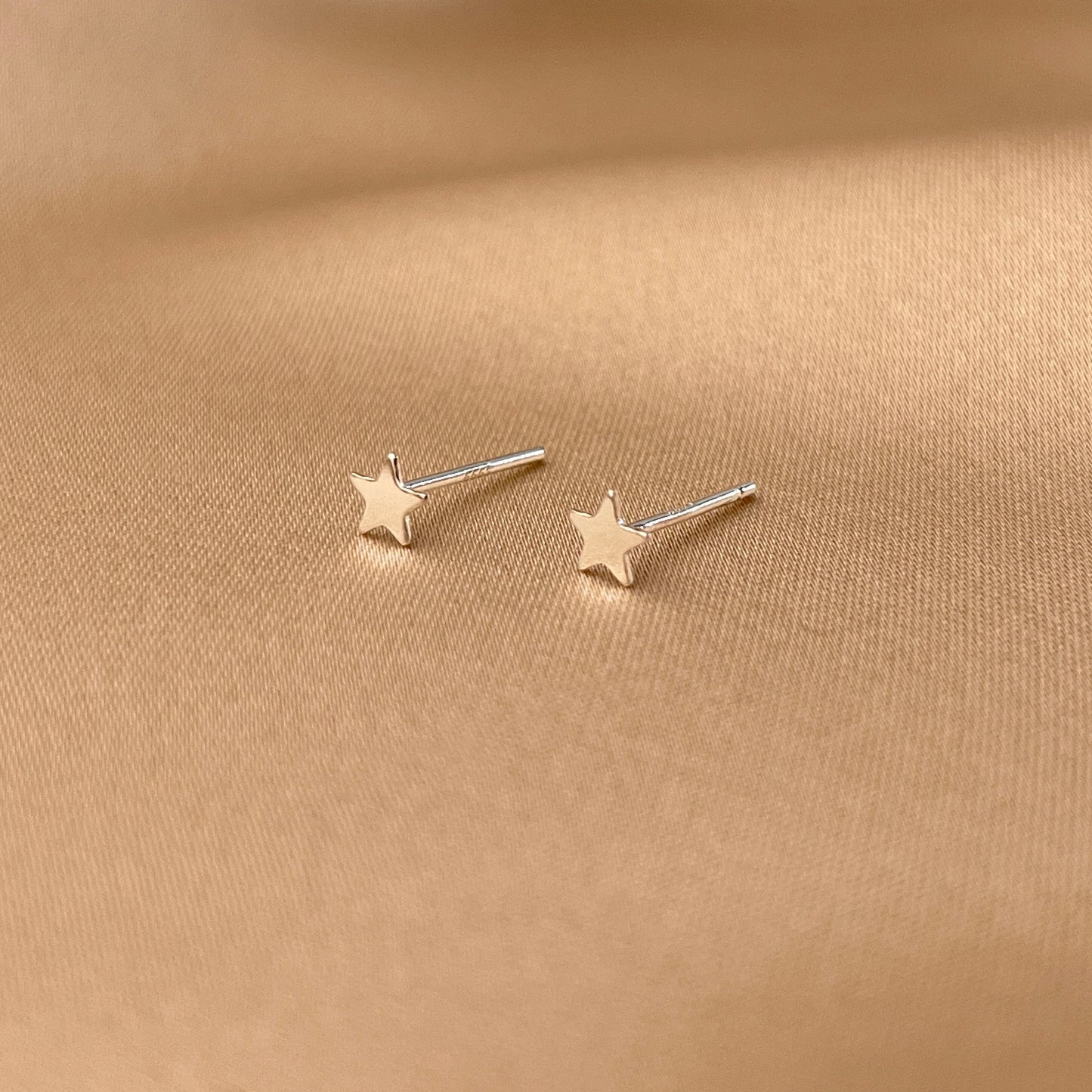 Star ear studs to care for the pierced ears