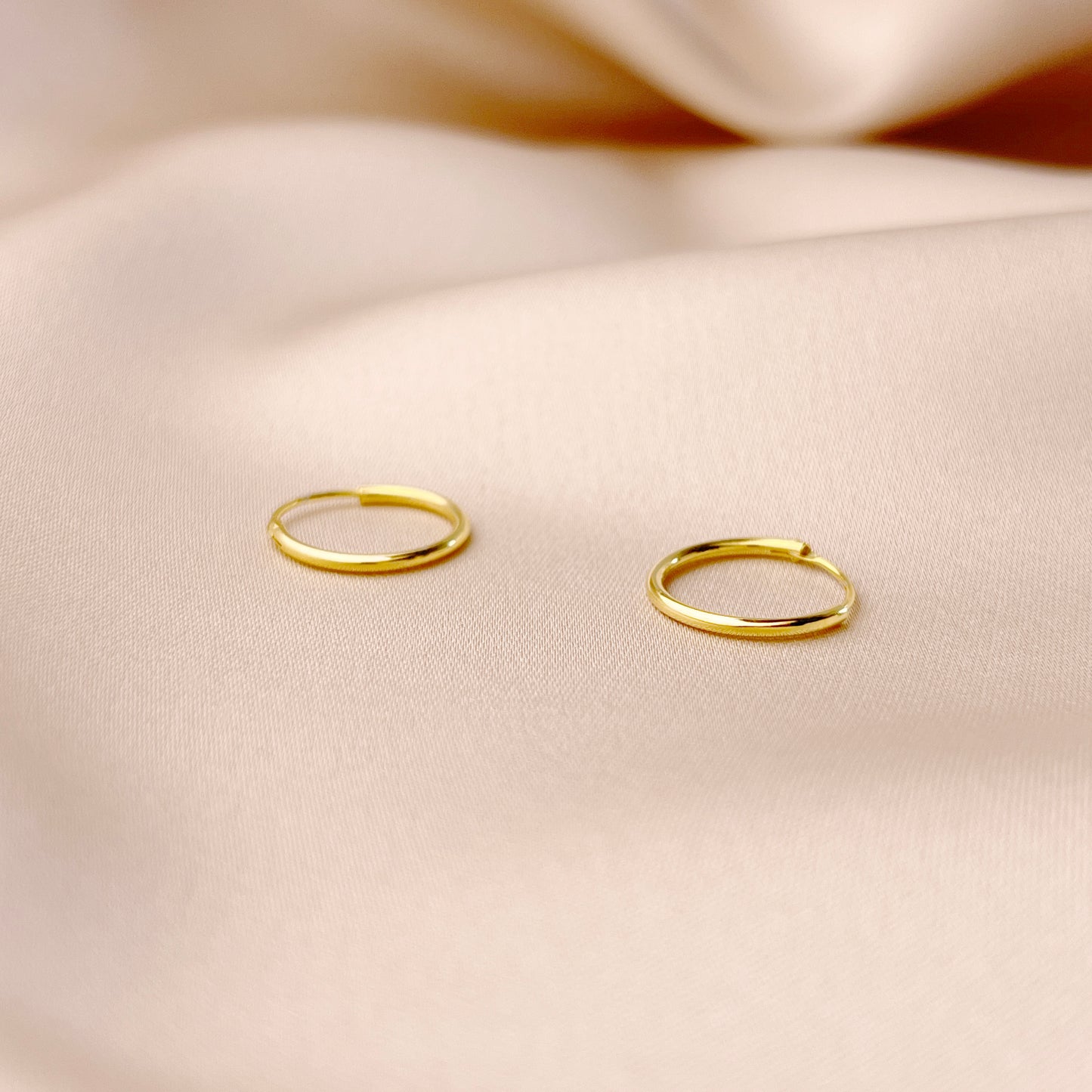Goldene Endlos Creolen Ohrringe