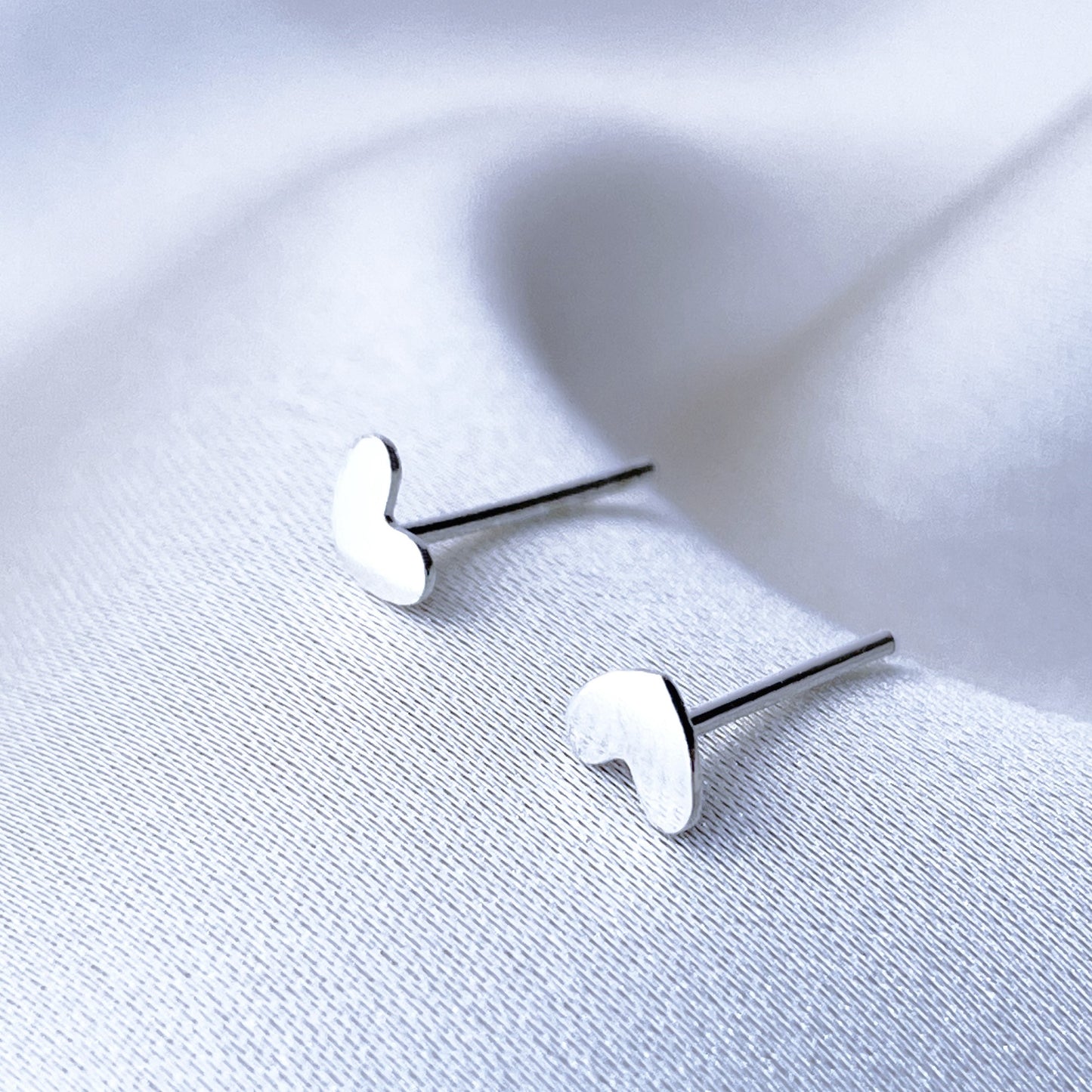Kleiner Herz Ohrstecker zur Pflege der Ohrlöcher
