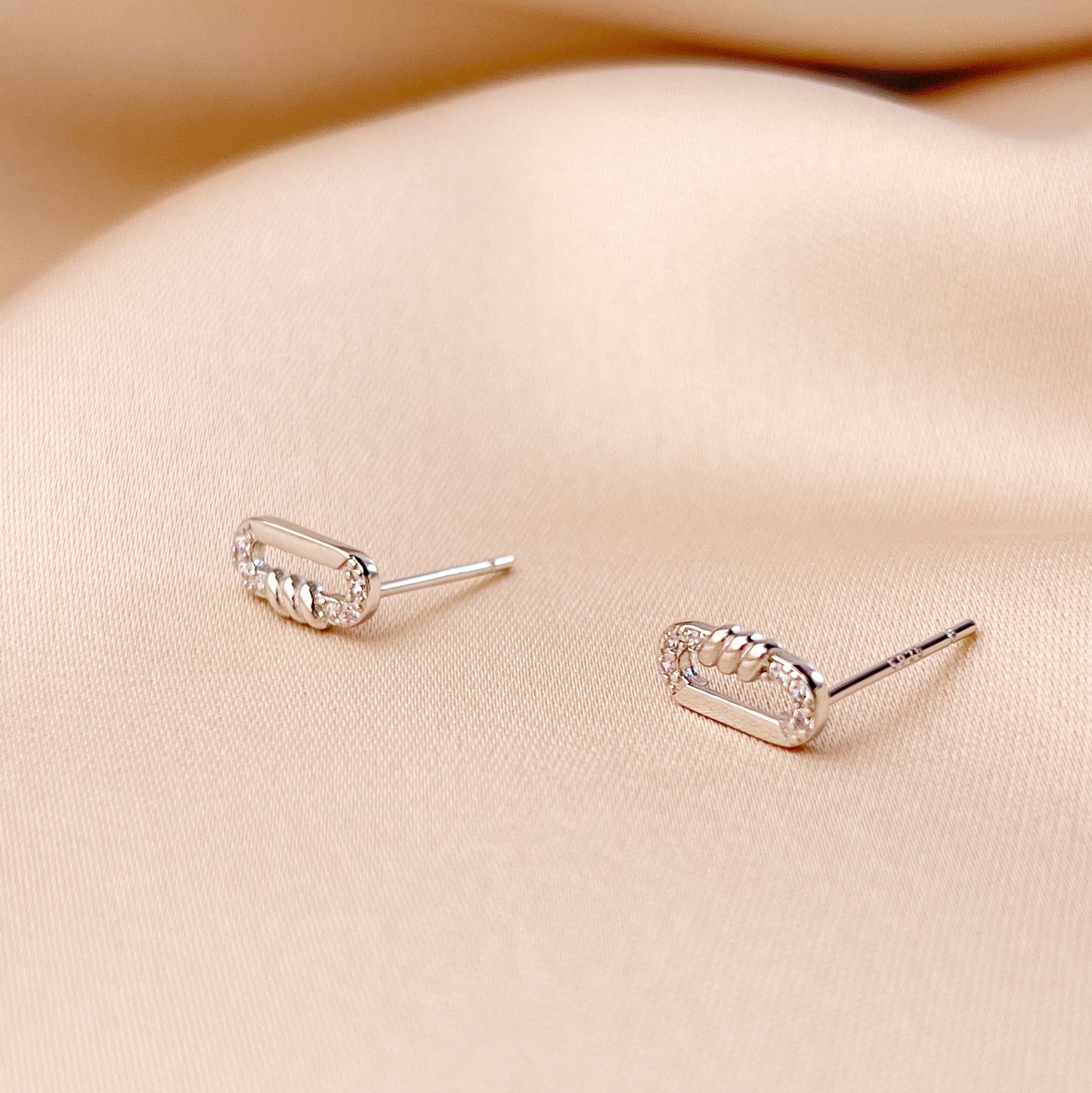 Zirkonia Twist Ohrstecker in Form Oval