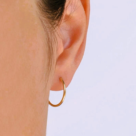 Goldene Endlos Creolen Ohrringe