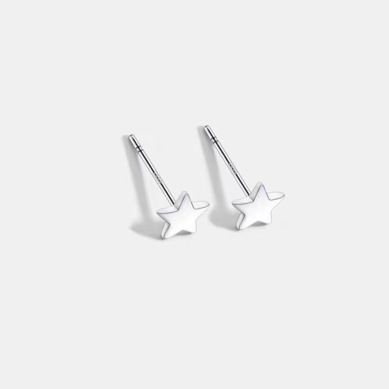 Star ear studs to care for the pierced ears