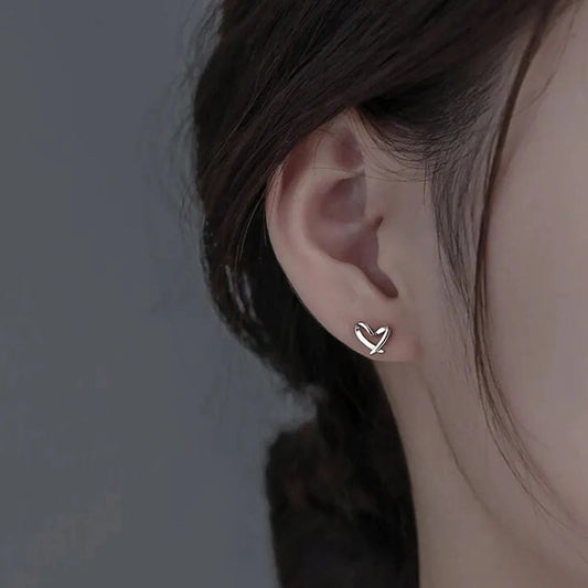 Ohrstecker in offene Herzform zur Pflege der Ohrlöcher