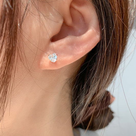 Zirkonia Ohrstecker in Herzform zur Pflege der Ohrlöcher