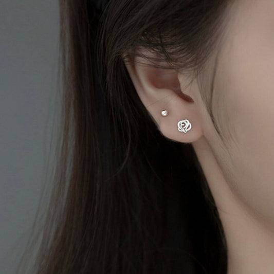 Rose Ohrstecker zur Pflege der Ohrlöcher