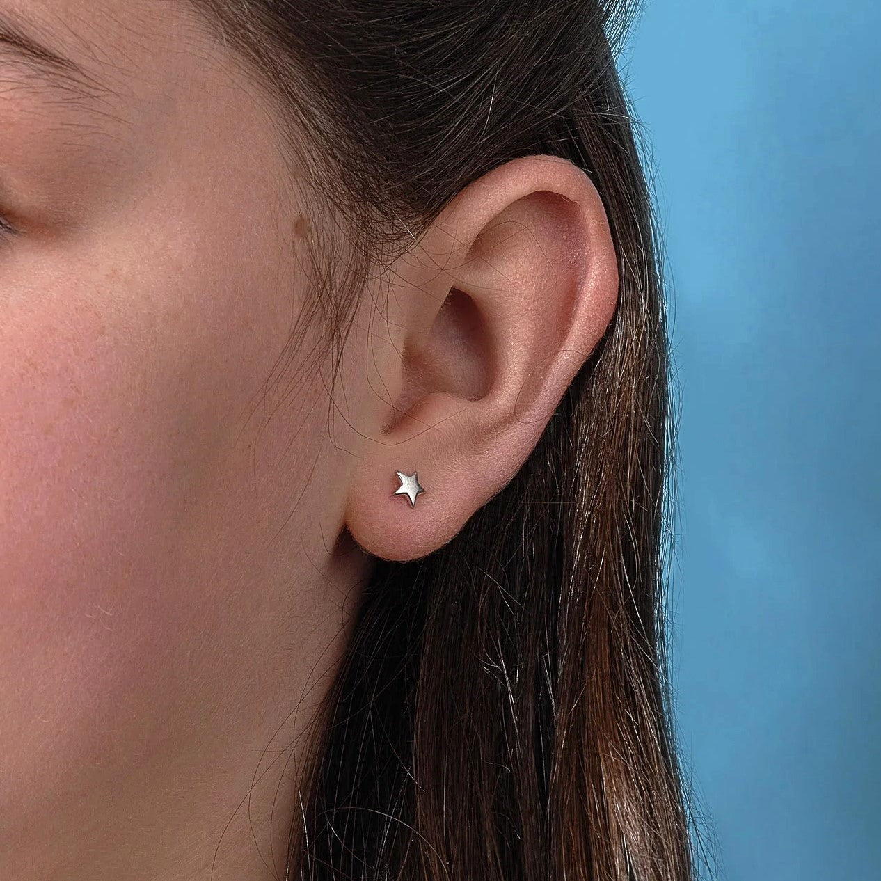 Star ear studs to care for the pierced ears