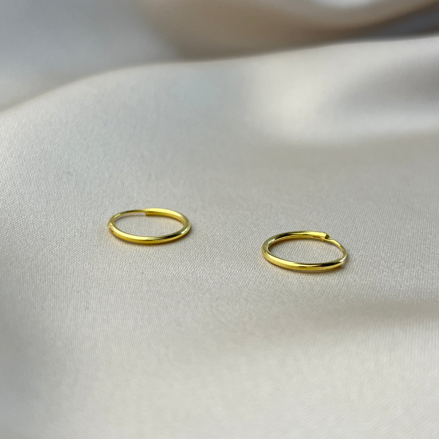 Goldene Endlos Creolen Ohrringe