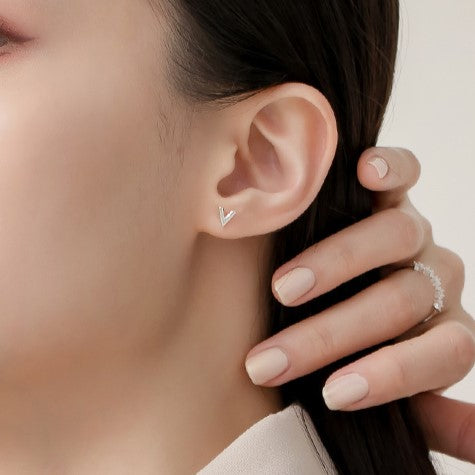 V Buchstabe Ohrstecker zur Pflege der Ohrlöcher