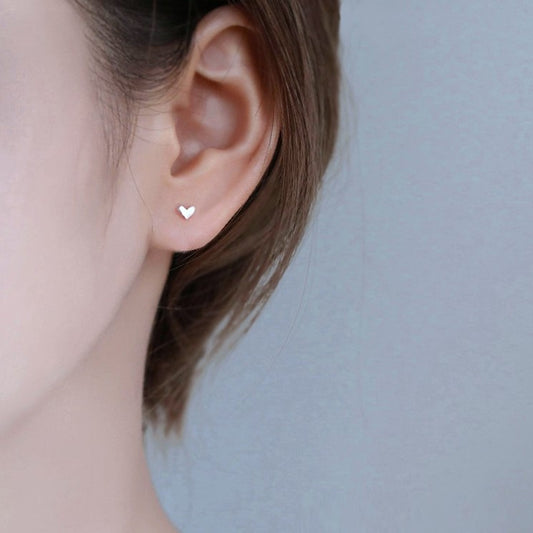 Kleiner Herz Ohrstecker zur Pflege der Ohrlöcher