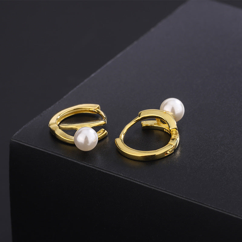 Weiße Perle Huggie Creolen