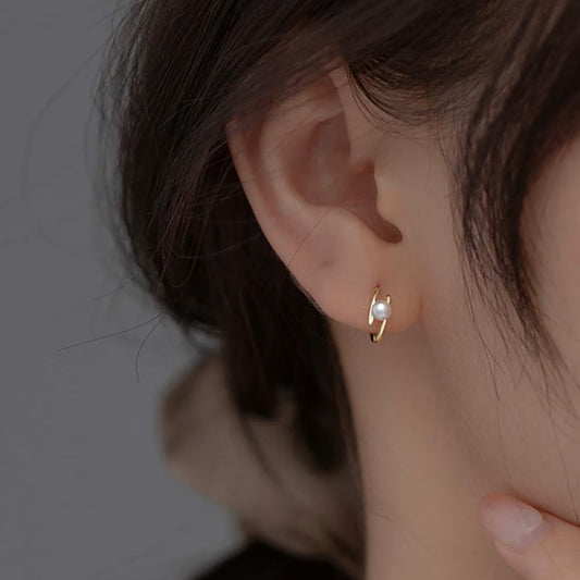 Weiße Perle Huggie Creolen