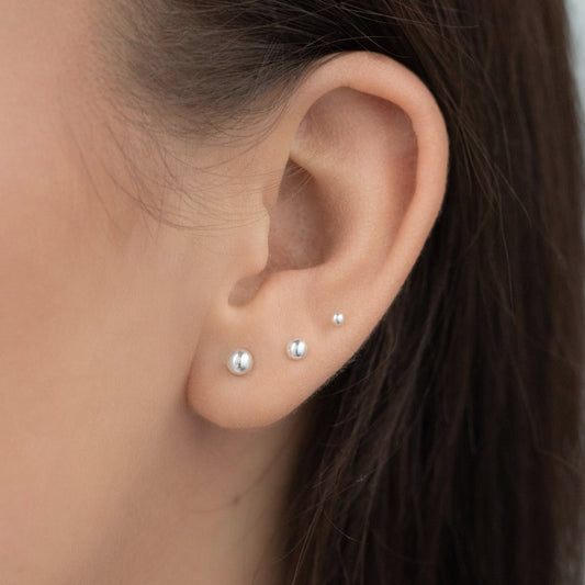 Feine Silber Kugel Ohrstecker zur Pflege der Ohrlöcher