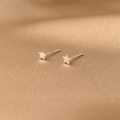 Star ear studs to care for the pierced ears