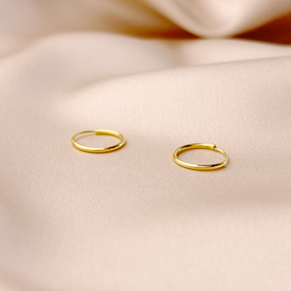 Goldene Endlos Creolen Ohrringe