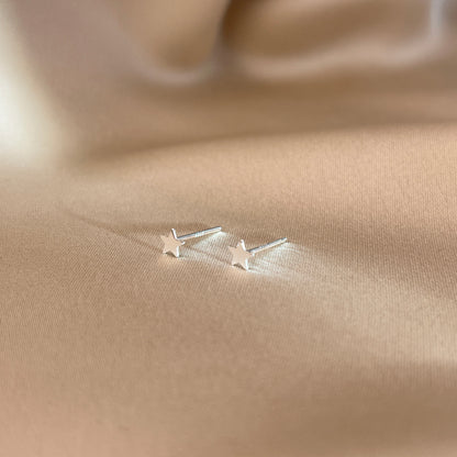 Star ear studs to care for the pierced ears