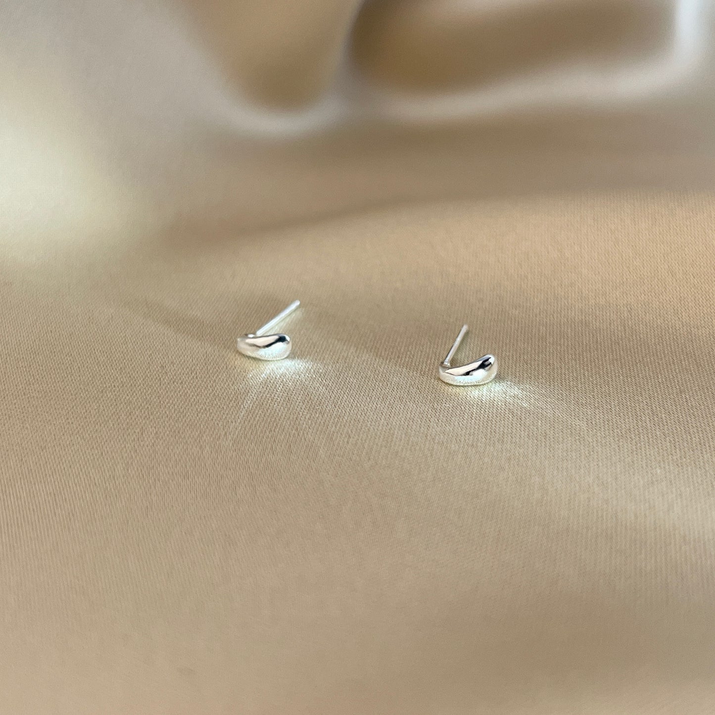 Kleine Wassertropfen Träne Ohrstecker zur Pflege der Ohrlöcher